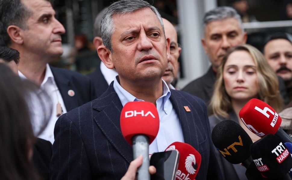 Özgür Özel kalabalığa seslendi: 'Darbeyi TBMM'nin önünde püskürttünüz'