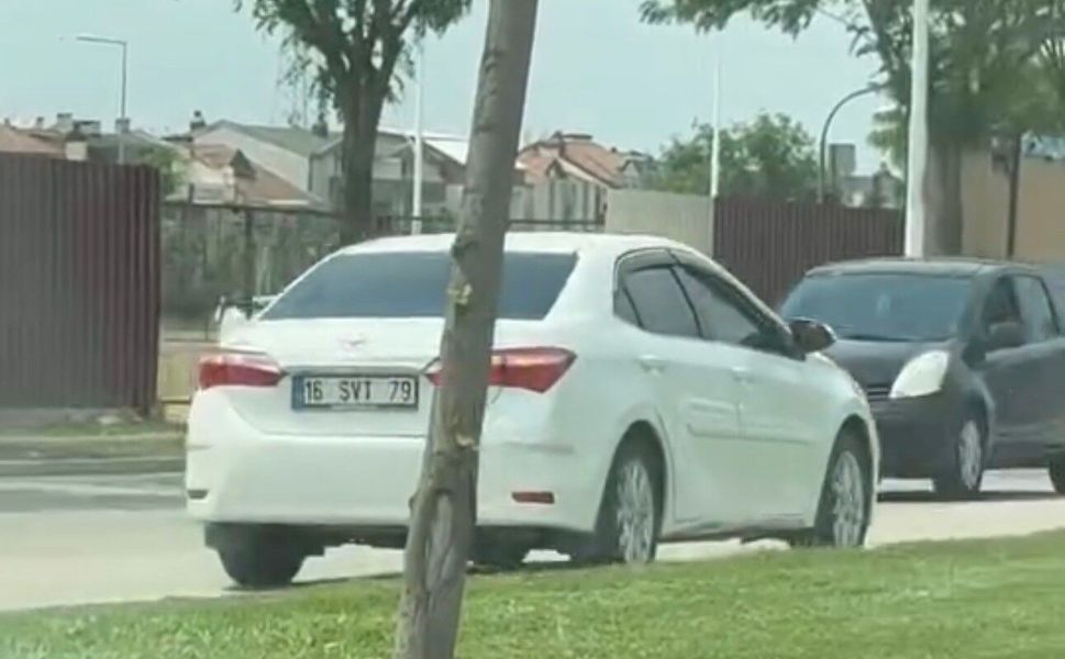 Bursa'da ters şeritten giden otomobil trafiği böyle kilitledi