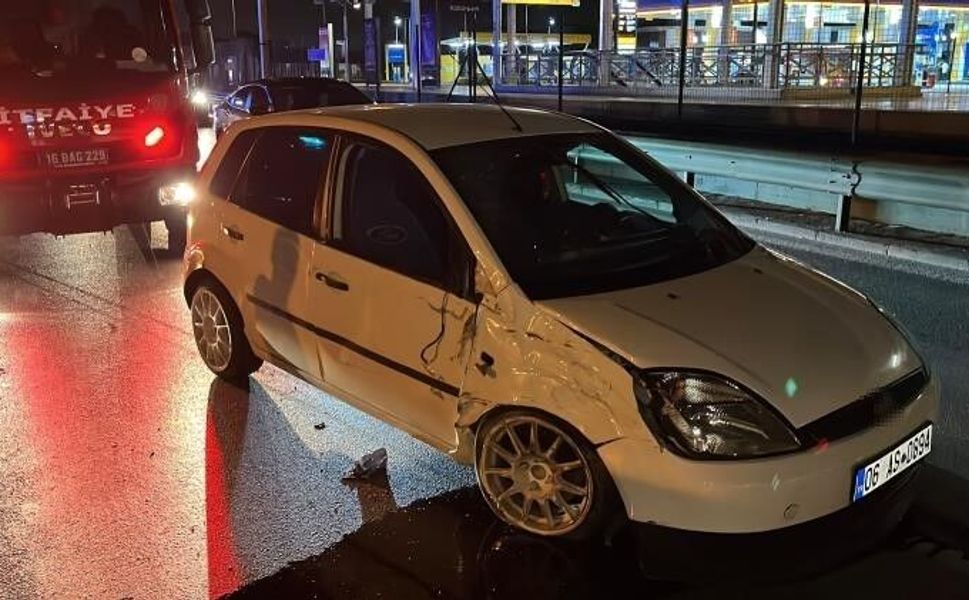 Bursa'da sıkıştırılan otomobil takla attı: 4 yaralı, sürücü firarda