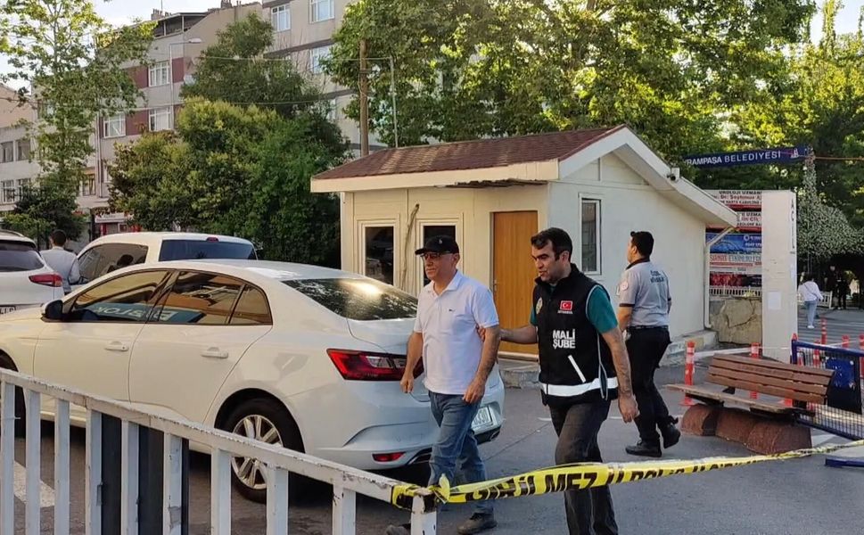 Operasyon Bursa'yı da kapsadı... Beylikdüzü Belediyesi'ne operasyon: 27 kişi gözaltında