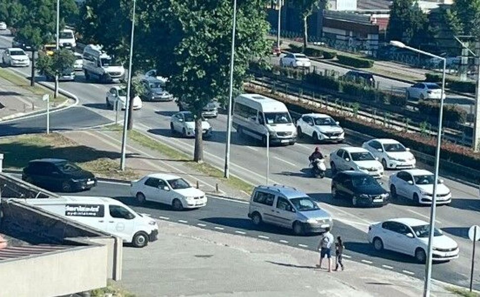 Bursa'da sabah trafiği... Araçlar uzun kuyruklar oluşturdu!