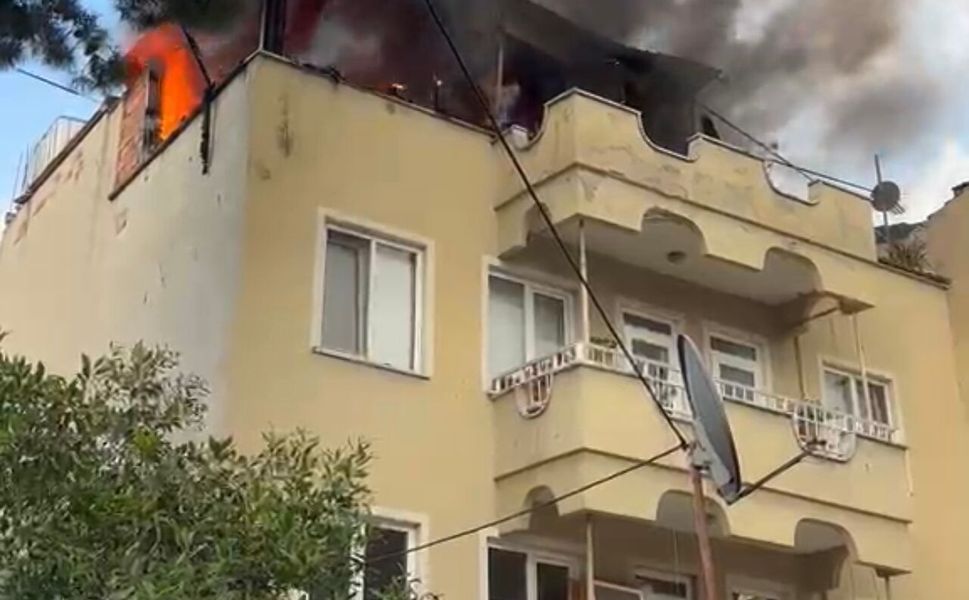 Nilüfer'de bir evin çatı katında yangın paniği!