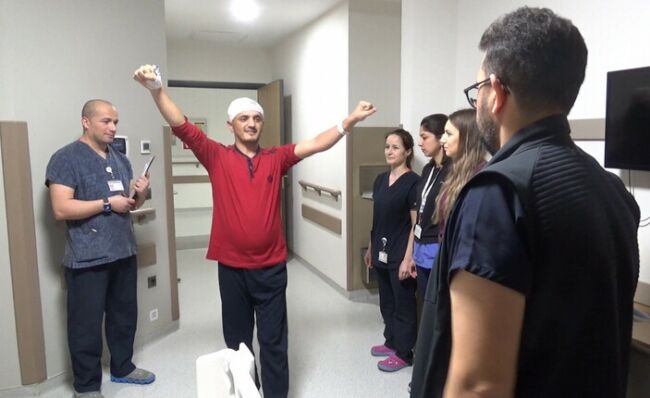 Bilinci açıkken beyin tümörü ameliyatı yapıldı
