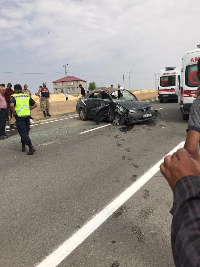Otomobil ile traktör çarpıştı!
