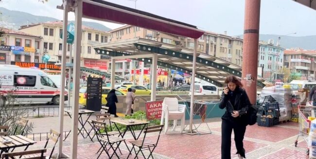 Bursa'da şiddetli rüzgar hayatı felç etti