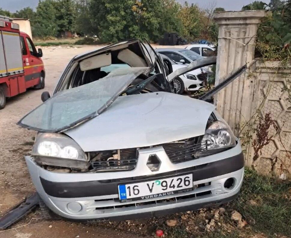 Bahce Duvarina Carpan Otomobilde Sikisan 937604 278412 (1)