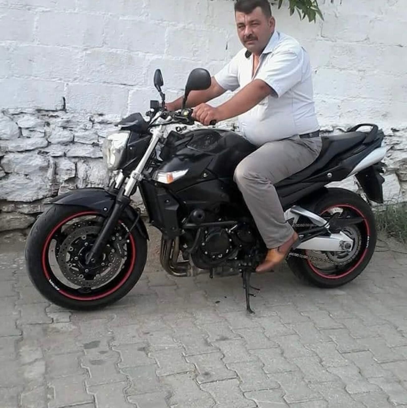 Yol Kenarina Devrilmis Motosikletinin Ya 899817 267366 (2)