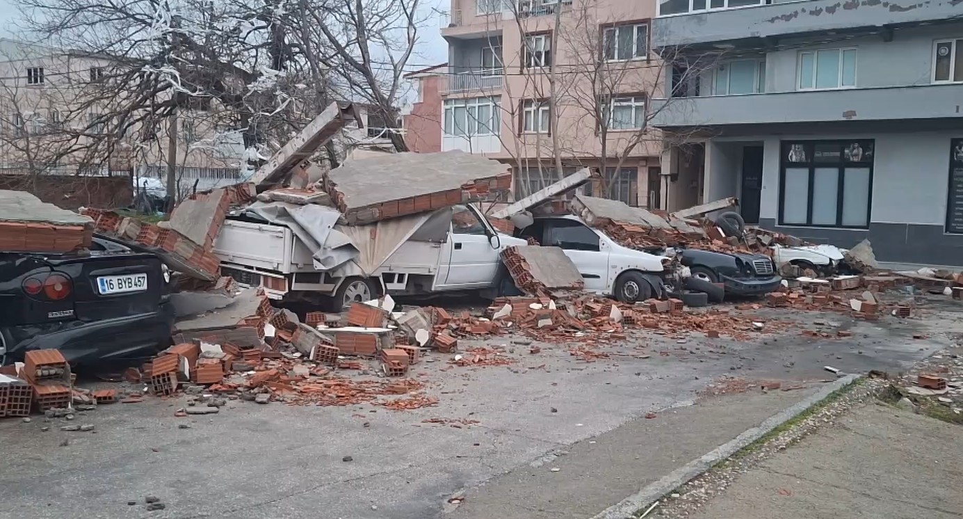 Bursa’da Firtinanin Neden Oldugu Hasar 1109195 329268 (1)