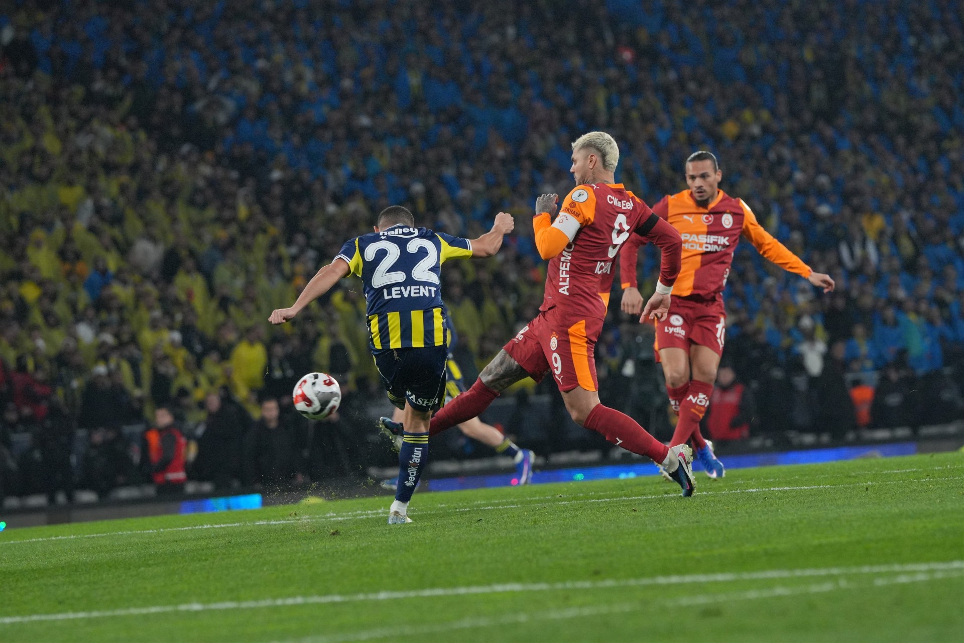 G A L A T A S A R A Y F E N E R B A H C E E K F O T O G R A F L A 1108696 329135